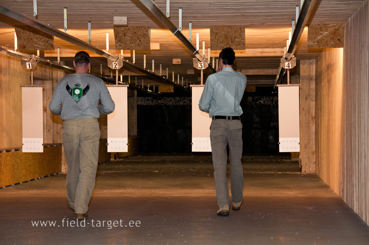 0010   Meelis ja Romi on usinad ja lahevad panevad esimesed  marklehed ules